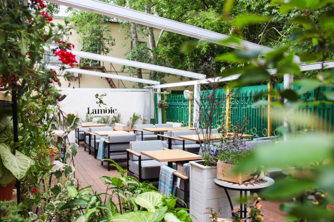 Под небом голубым: летние веранды Brasserie Lambic