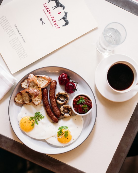 Легендарные завтраки из Нью-Йорка в Saxon + Parole